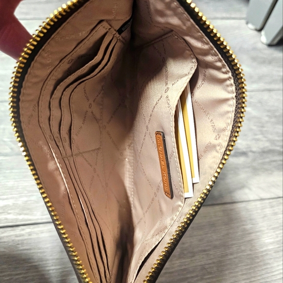 Michael Kors Large Signature Logo Brown Clutch Bag Wallet Wristlet - Picture 7 of 8